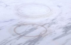 如何輕松去除廚房臺面上干了的醬油漬？